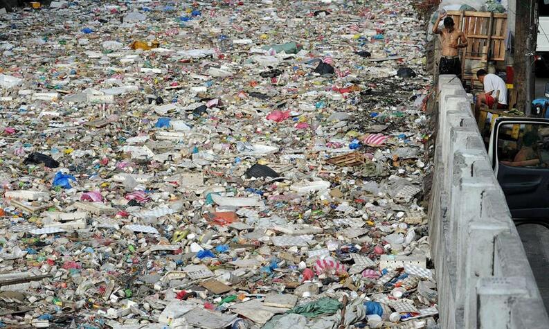 菲律宾首都&ldquo;垃圾河&rdquo;触目惊心 紧挨贫民窟(图)