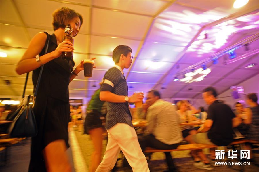 （晚报）（1）亚洲啤酒节在新加坡开幕