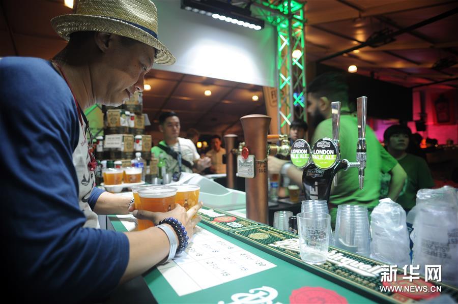 （晚报）（3）亚洲啤酒节在新加坡开幕