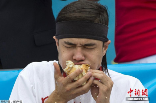 新加坡“大胃王”再创纪录10分钟吃20个热狗面包