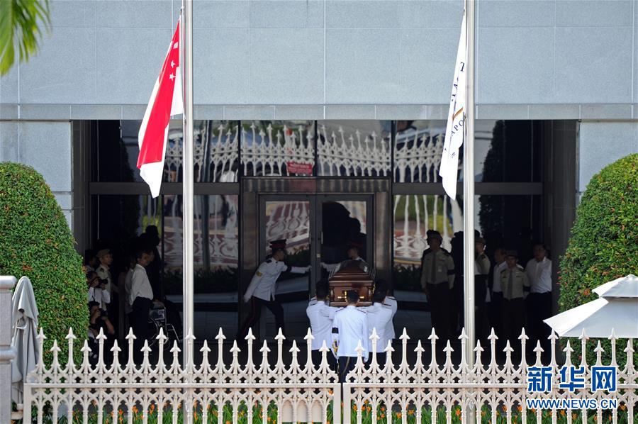 （XHDW）（2）新加坡前总统纳丹遗体运往国会大厦供民众瞻仰
