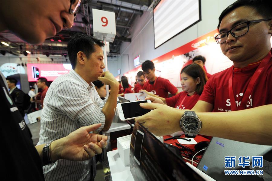（国际）（1）苹果手机iPhone7和iPhone7 Plus在新加坡开始发售