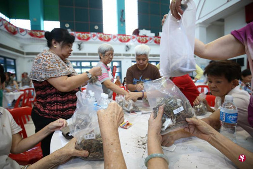 公眾在用藥記錄推介儀式上，也學習制作驅蚊用的草藥香囊。(新加坡《聯合早報》/陳淵莊