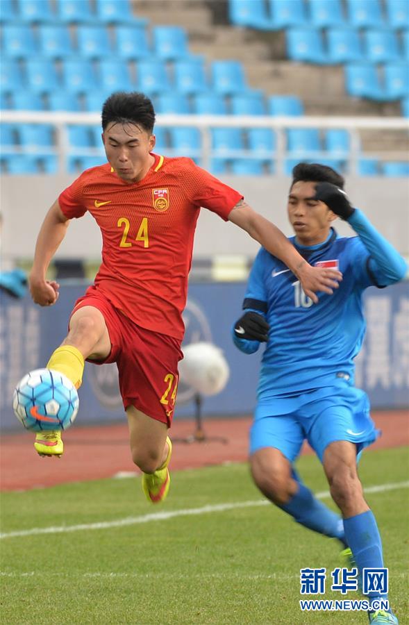 （体育）（4）足球——U22国际足球赛：中国胜新加坡