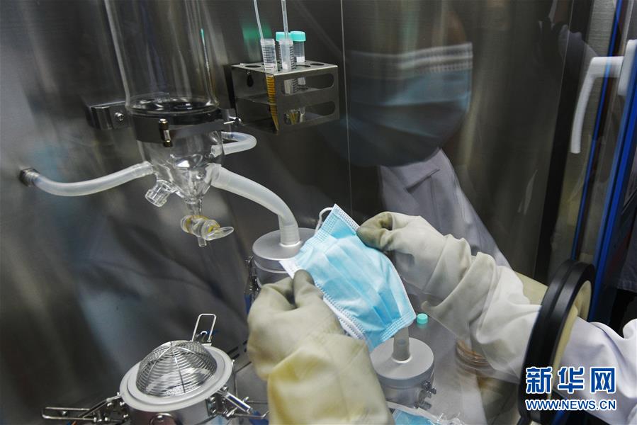 （全球抗疫进行时）（1）探访新加坡外科口罩检测实验室