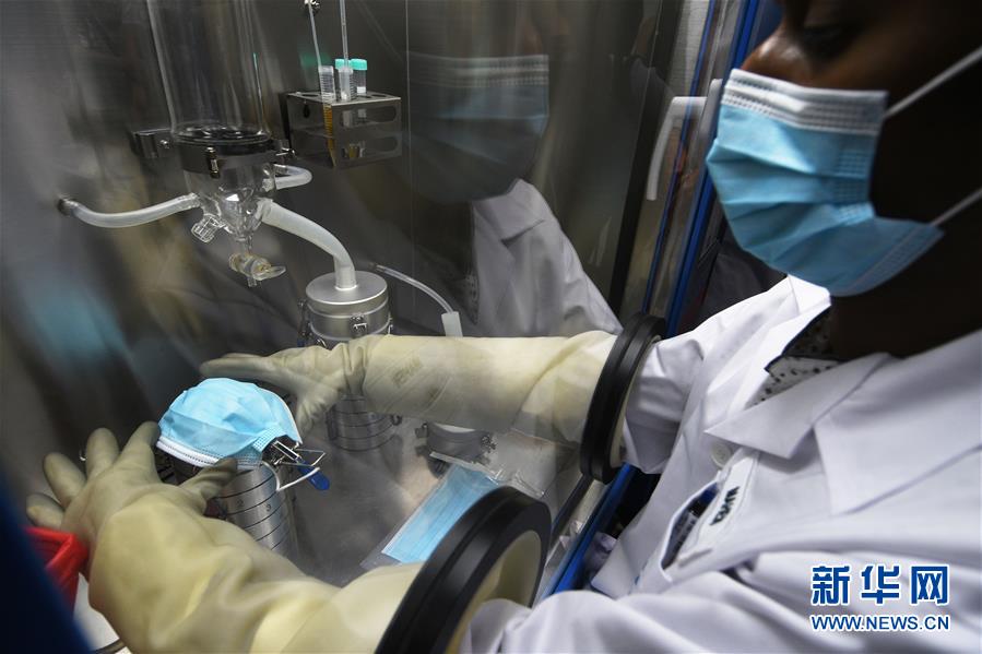 （全球抗疫进行时）（2）探访新加坡外科口罩检测实验室
