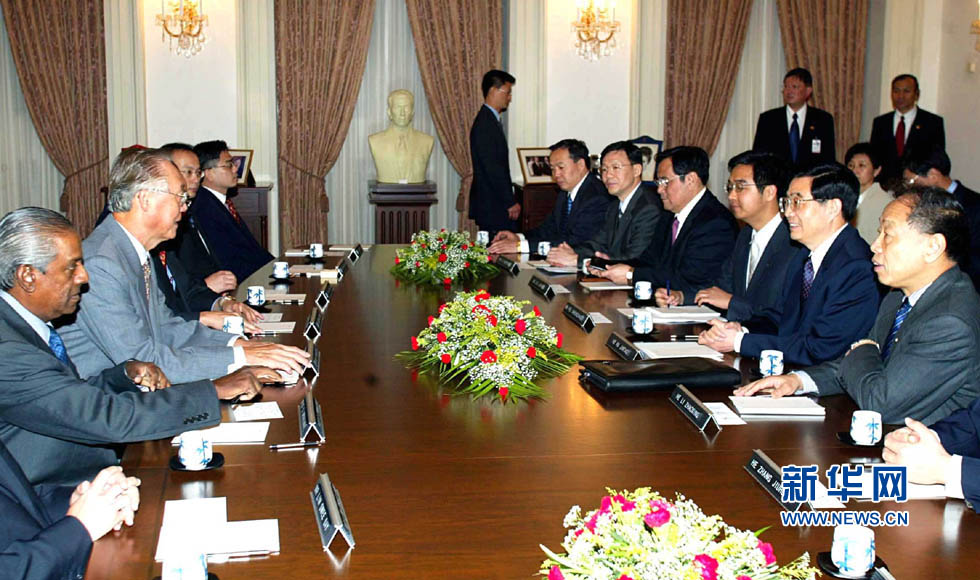 2002年4月26日，中国国家副主席胡锦涛在新加坡总统府与新加坡总理吴作栋举行会谈。新华社记者刘建生摄