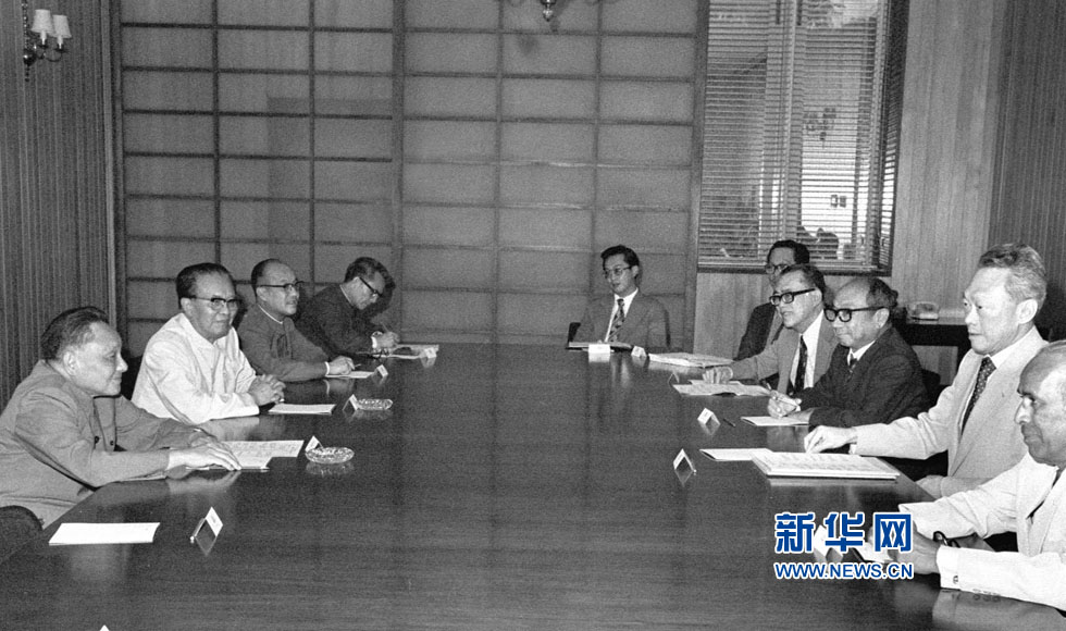 1978年11月12日，邓小平副总理和新加坡总理李光耀在总理官邸举行第一次会谈。新华社记者胥志成摄