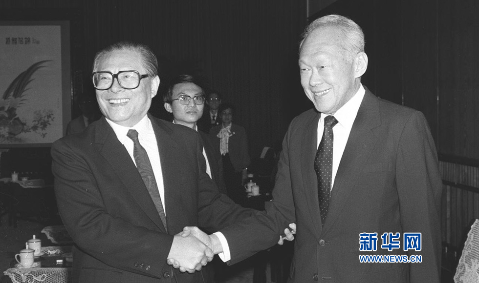 1990年10月17日，中共中央总书记江泽民（左）在北京中南海会见新加坡共和国总理李光耀。新华社记者刘建国摄