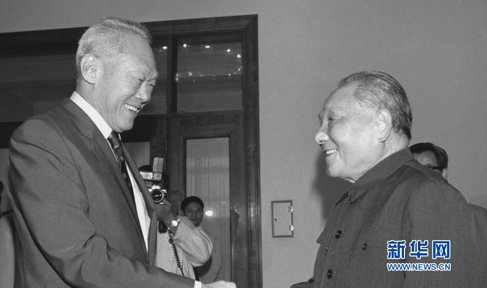 1988年9月17日，中央军委主席邓小平在北京人民大会堂会见新加坡总理李光耀。新华社记者刘建国摄