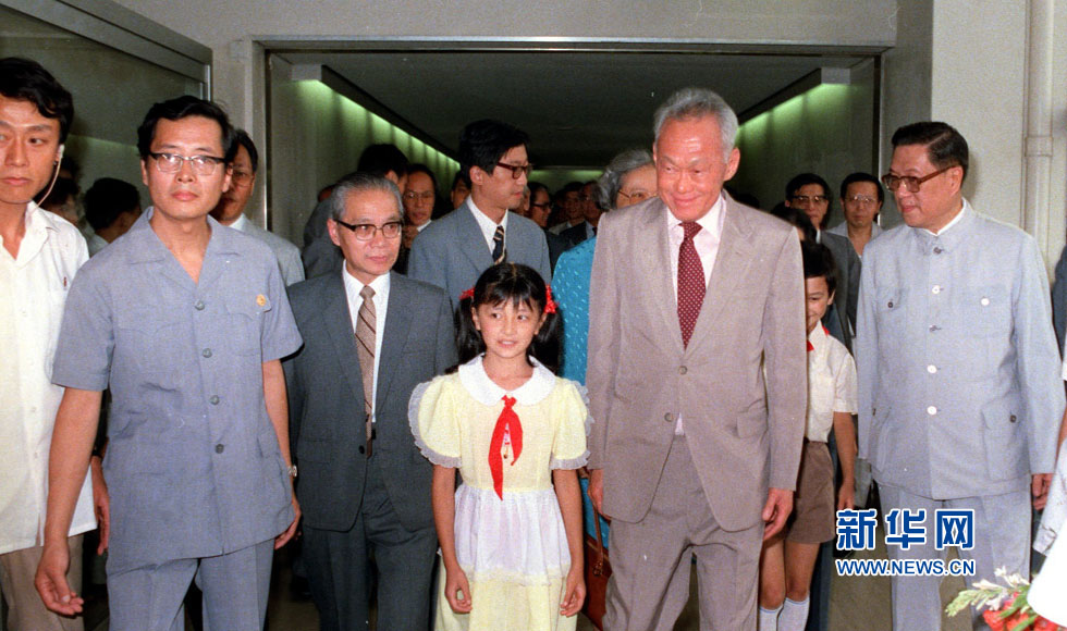 应我国政府的邀请，新加坡总理李光耀（右二）于1985年9月13日到达上海。中国外交部副部长刘述卿（右四）、上海市副市长朱宗葆（右一）等到机场迎接。新华社记者张刘仁摄