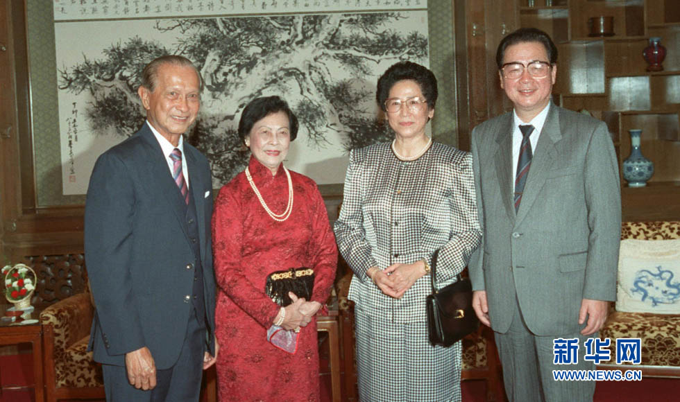 李鹏总理（右一）1991年9月9日在北京钓鱼台国宾馆设宴款待新加坡总统黄金辉（左一）和夫人一行。李鹏总理的夫人朱琳（右二）出席了宴会。新华社记者郭占英摄