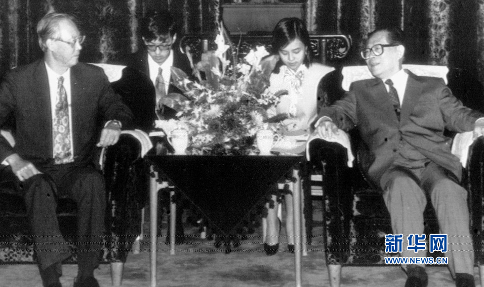 1995年5月21日，正在外地考察工作的国家主席江泽民会见新加坡总理吴作栋。新华社记者刘少山摄