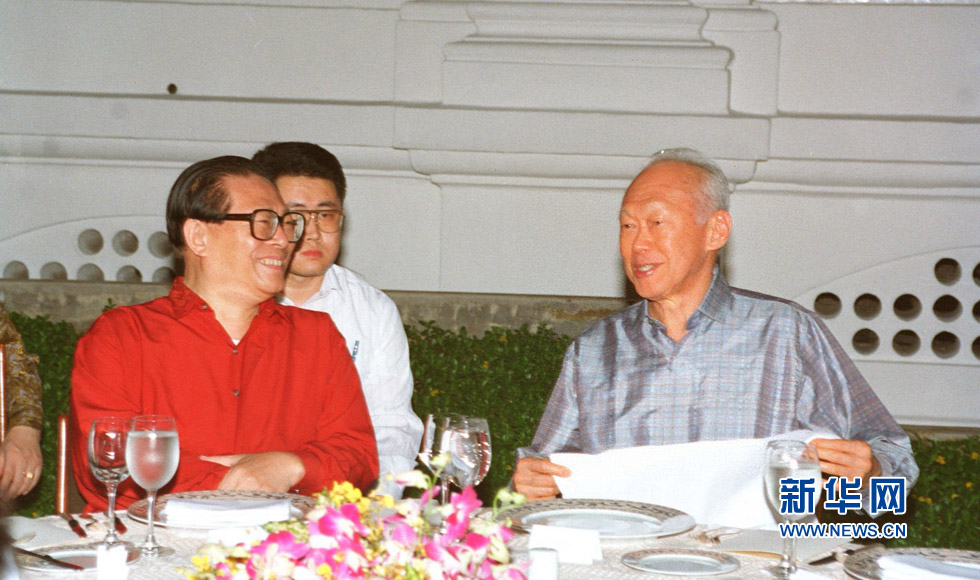 中华人民共和国主席江泽民应新加坡共和国总统王鼎昌的邀请，于1994年11月8日抵达新加坡，开始对新加坡进行为期3天的国事访问。1994年11月8日，新加坡资政李光耀在总统府举行晚宴，欢迎江泽民主席。新华社记者王新庆摄