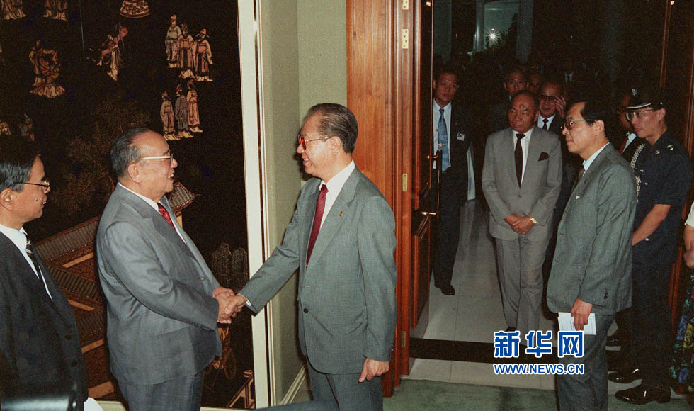 1992年1月9日，国家主席杨尚昆在他下榻的香格里拉饭店会见新加坡工商界人士。1992年1月7日至10日，国家主席杨尚昆应新加坡总统黄金辉的邀请，对新加坡进行国事访问。新华社记者王传国摄