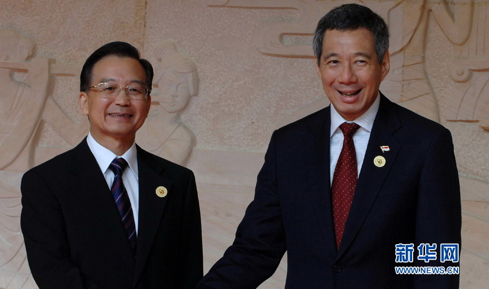 2006年10月30日，国务院总理温家宝在南宁会见前来出席中国－东盟建立对话关系15周年纪念峰会的新加坡总理李显龙。新华社记者陈树根摄