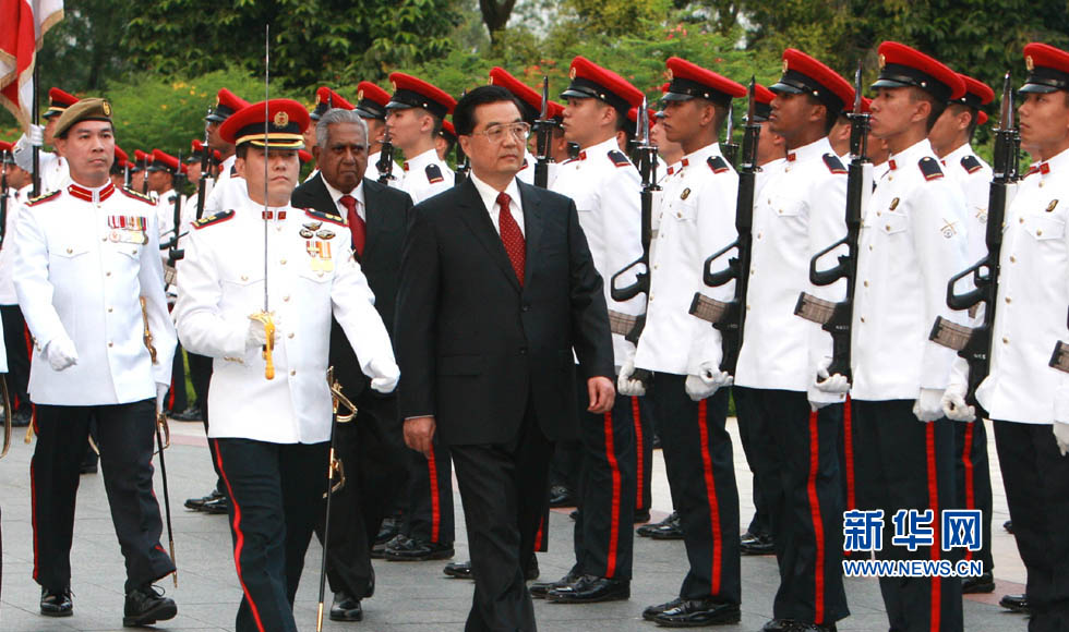 2009年11月11日，国家主席胡锦涛在新加坡总统府出席纳丹总统举行的欢迎仪式。这是胡锦涛主席在纳丹的陪同下检阅仪仗队。
新华社记者鞠鹏摄