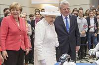 英國女王訪柏林技術大學 與機器人互動