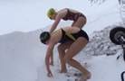 穿比基尼潜雪走红网络 网友：用生命在玩雪