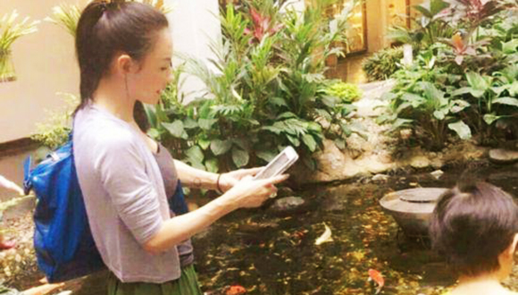 张柏芝清凉游泰国 Lucas兄弟俩发型销魂