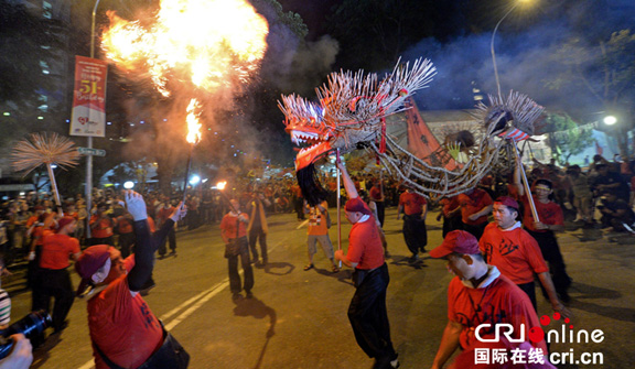 新加坡民众舞"火龙"庆祝古庙150周年纪念