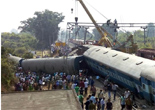 印度东南部一列车脱轨 至少39人死亡