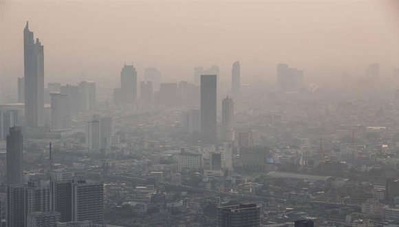 泰國曼谷霧霾持續 民眾戴口罩出行