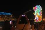 新加坡滨海湾举行灯光投影秀