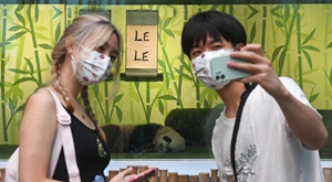 新加坡：大熊貓寶寶叻叻首次與公眾見面