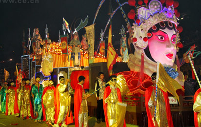 新加坡盛装举办2013妆艺大游行