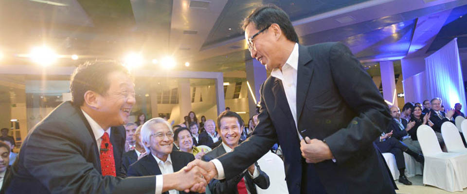 2012亚洲旅游业领袖峰会上，杨忠礼集团总经理杨肃斌与悦榕控股执行董事何光平握手。