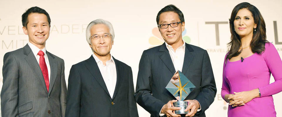 图为悦榕控股执行董事何光平先生获得由美国财经媒体CNBC颁发的2012亚洲旅游业领袖奖