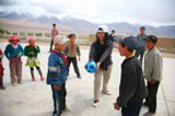新大学生与中国塔什库尔干的儿童玩乐