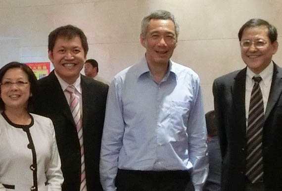 新大中国事务代表陪同李显龙总理出访新疆