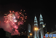 吉隆坡以烟花喷泉迎接新年到来