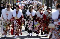 日本成人礼一瞥 少女盛装竞艳