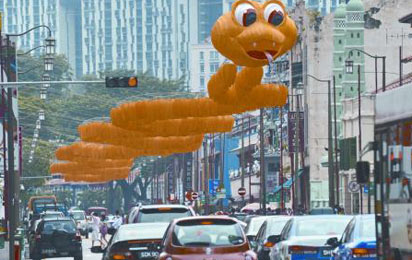 新加坡道路高挂“蛇形”灯笼 节日味十足
