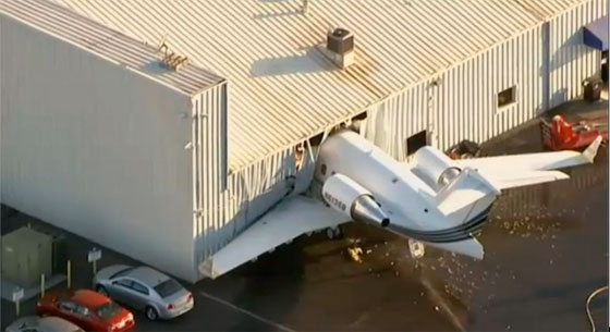 美国价值百万私人飞机撞上停机库（高清组图）