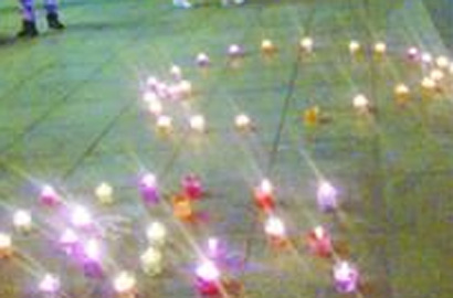 小伙当街点燃50支蜡烛求爱被女主角打破眼眶