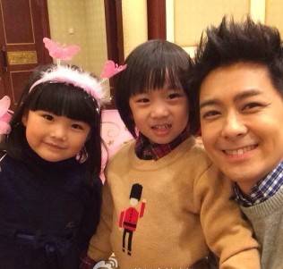 林志颖晒与五萌娃合影 Angela扮蝴蝶仙子可爱