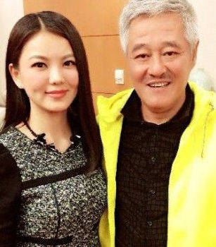 李湘晒与赵本山合影 或将主持央视马年春晚