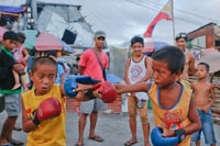 菲律宾台风重灾区见闻：废墟上的拳击擂台