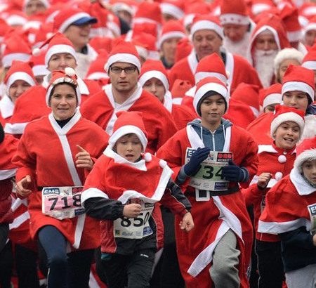 欧洲多国举办"圣诞老人"长跑比赛(高清组图)