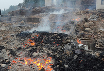 湖南一村民为8旬老母烧火取暖 致20栋房屋被焚毁