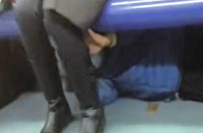 男子藏身北京地铁座位下 伸手偷摸女乘客腿部