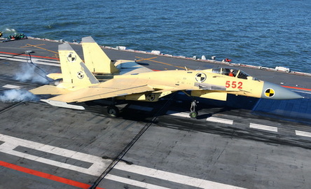 歼-15战斗机在辽宁舰甲板作业