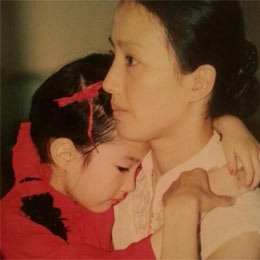 刘亦菲晒儿时萌照 妈妈漂亮气质佳