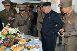 金正恩视察前线哨所 官兵设宴款待(高清组图)