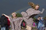 英音乐节因雷暴天气变身&ldquo;泥浴狂欢&rdquo;(组图)
