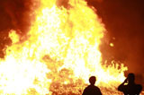 英国点燃篝火纪念博因河战役 火光冲天照亮夜空(高清组图)